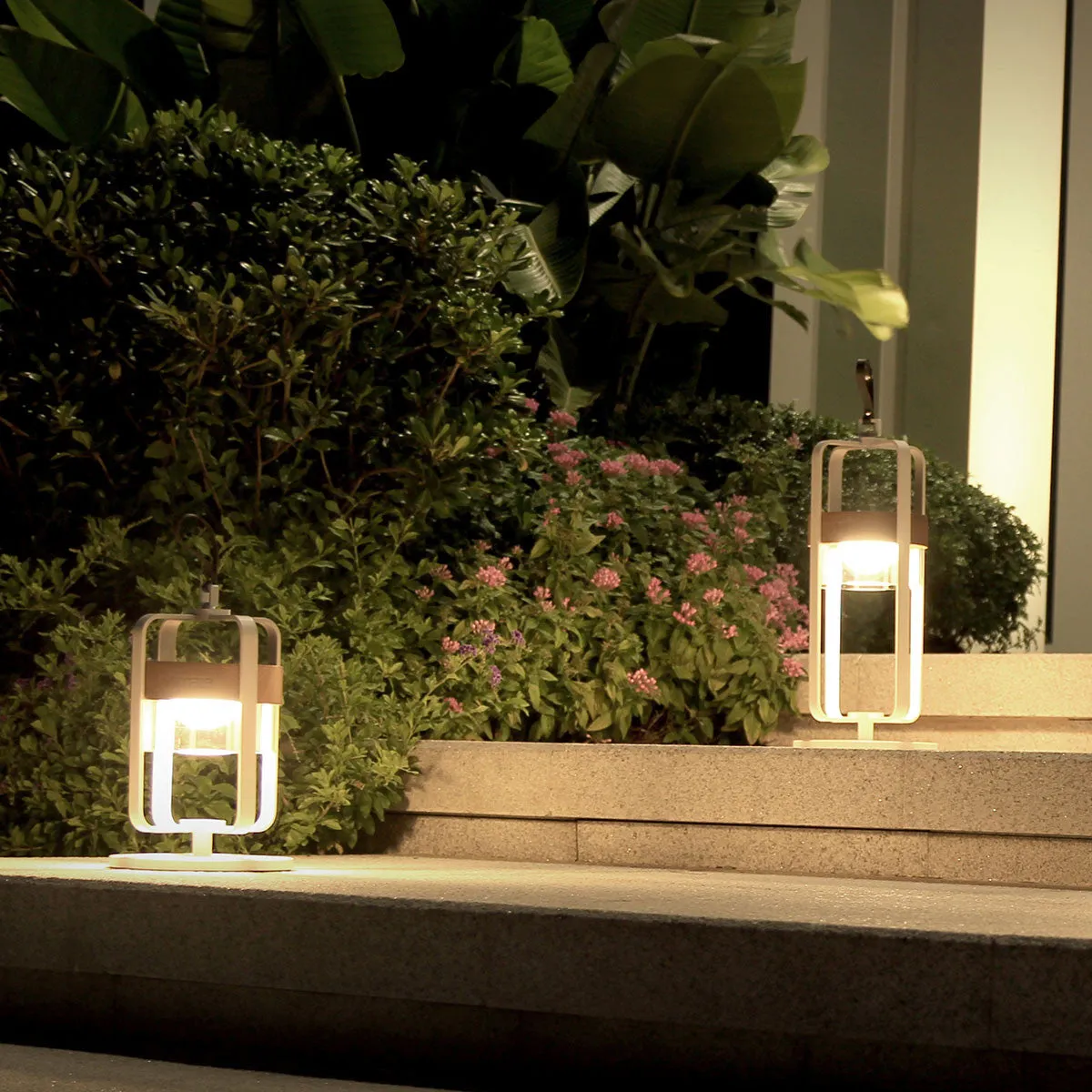 Satellite Outdoor Modern White Solar Light With Stand Large